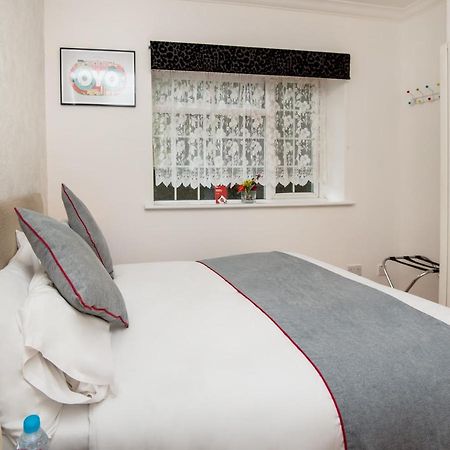 OYO Vale Lodge Windsor Buitenkant foto