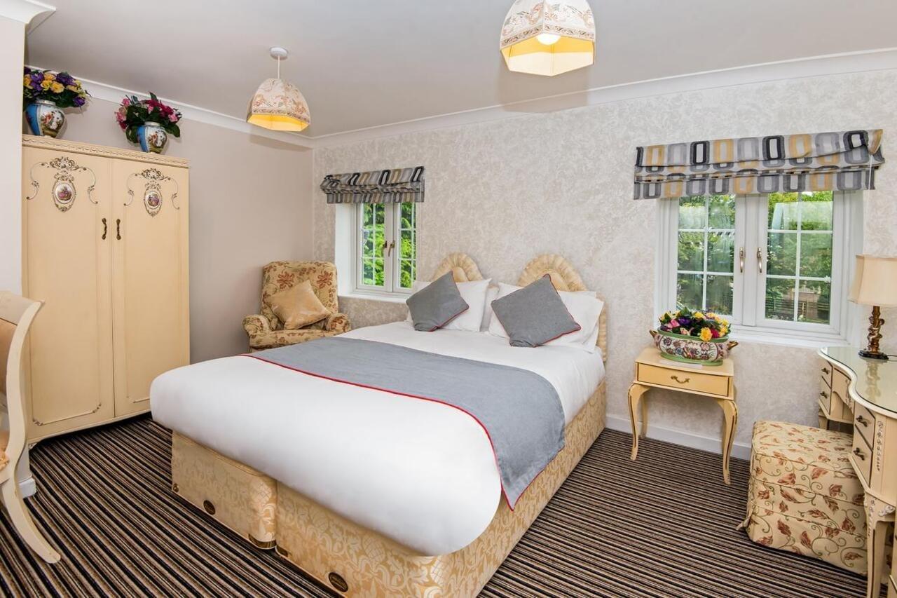 OYO Vale Lodge Windsor Buitenkant foto