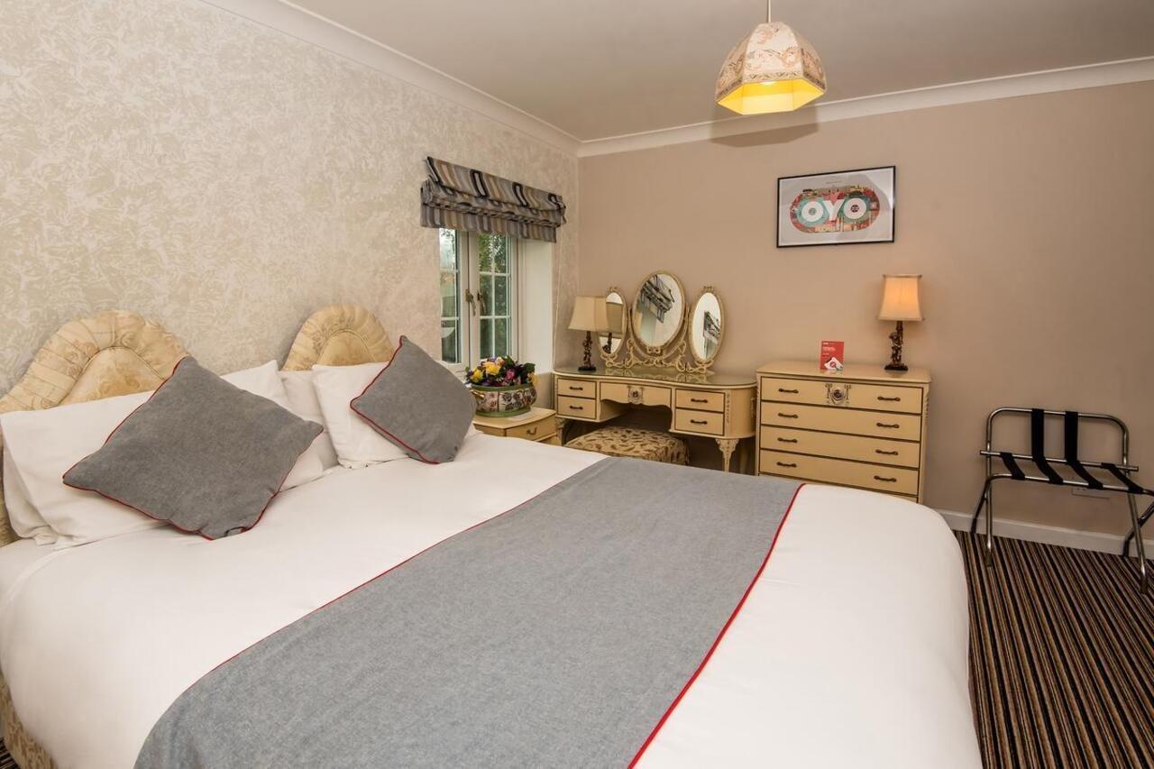 OYO Vale Lodge Windsor Buitenkant foto