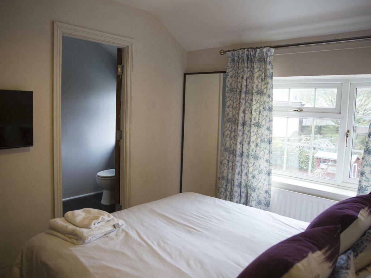 OYO Vale Lodge Windsor Buitenkant foto