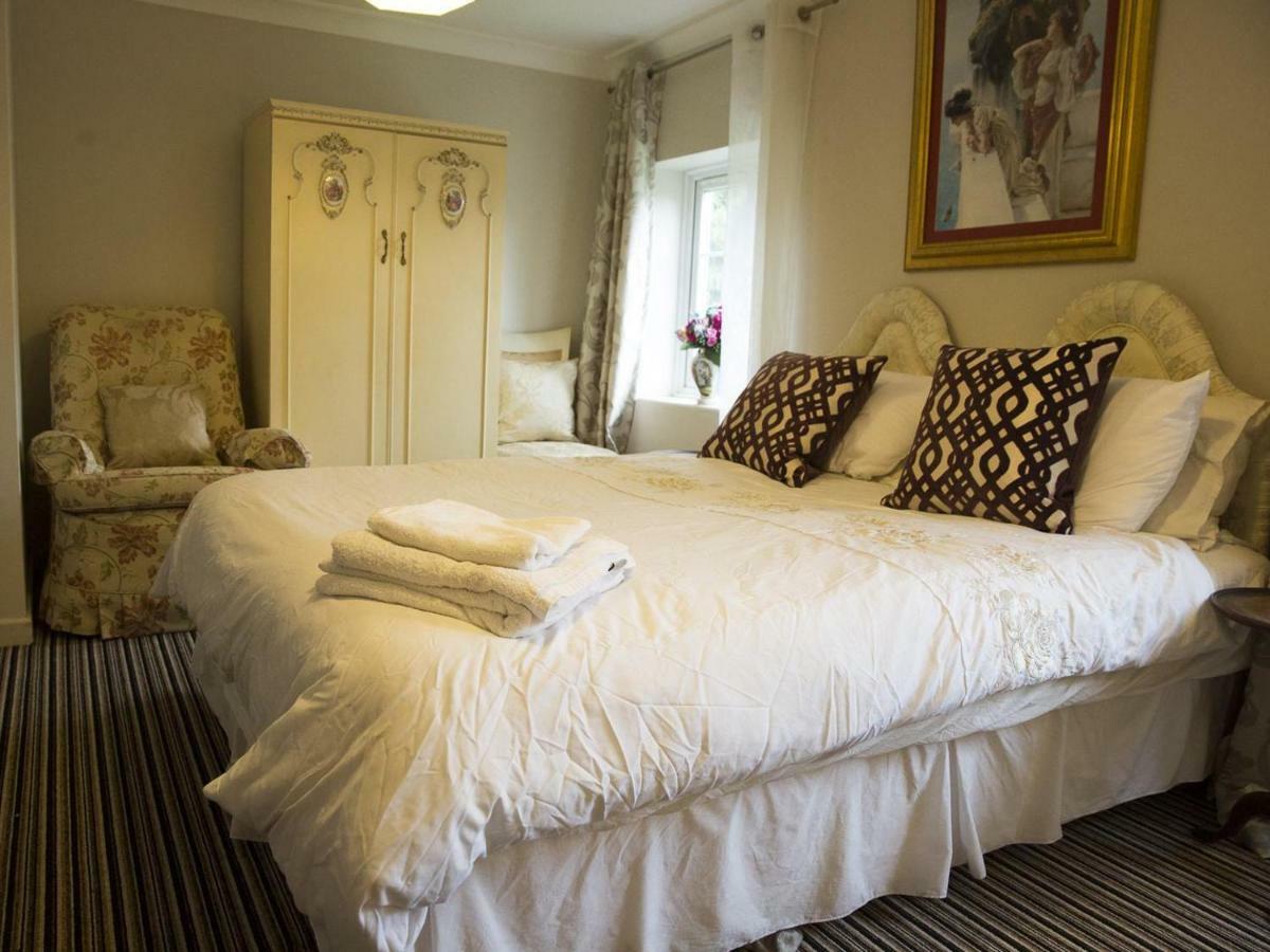 OYO Vale Lodge Windsor Buitenkant foto