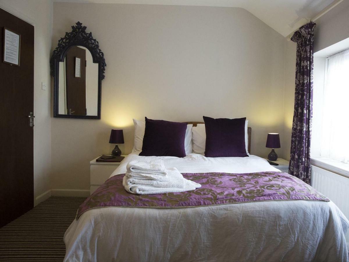OYO Vale Lodge Windsor Buitenkant foto