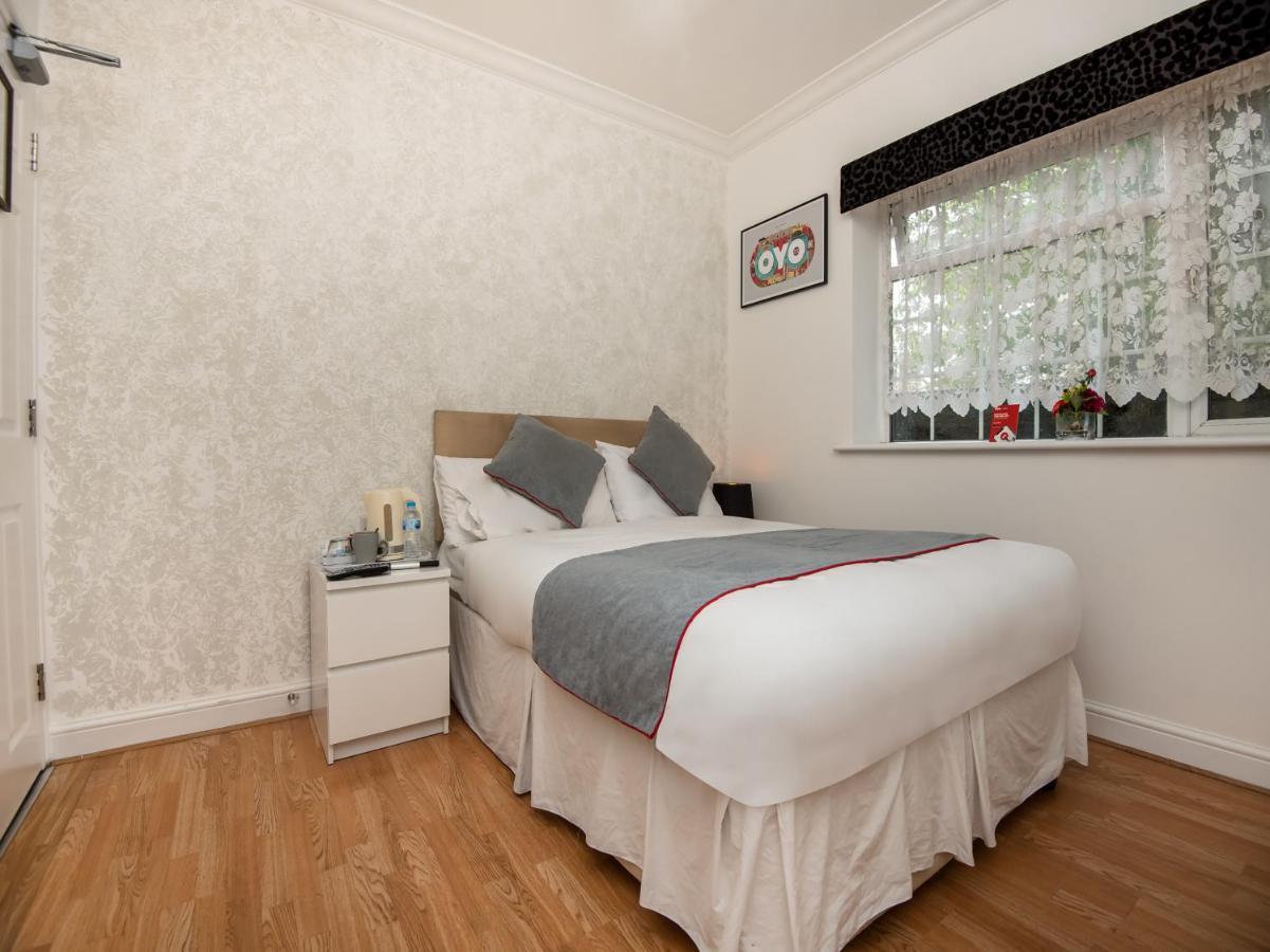 OYO Vale Lodge Windsor Buitenkant foto