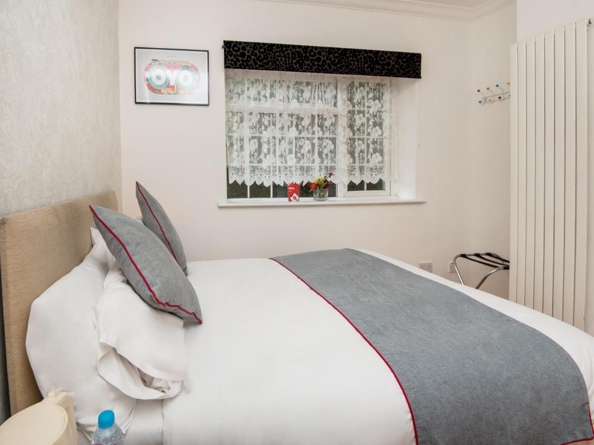 OYO Vale Lodge Windsor Buitenkant foto