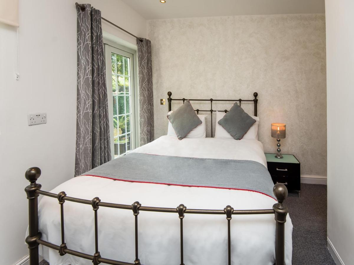 OYO Vale Lodge Windsor Buitenkant foto
