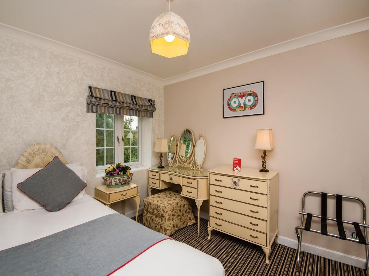 OYO Vale Lodge Windsor Buitenkant foto