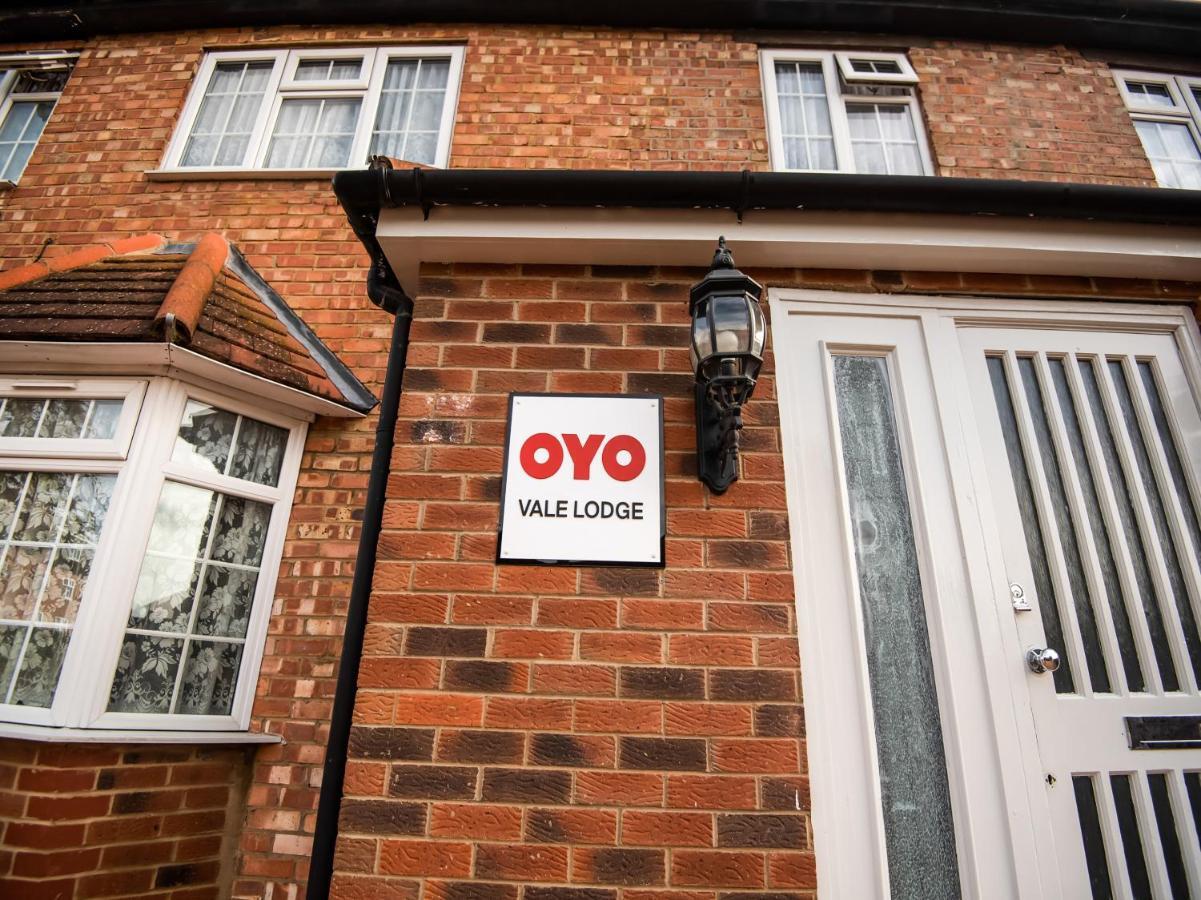OYO Vale Lodge Windsor Buitenkant foto