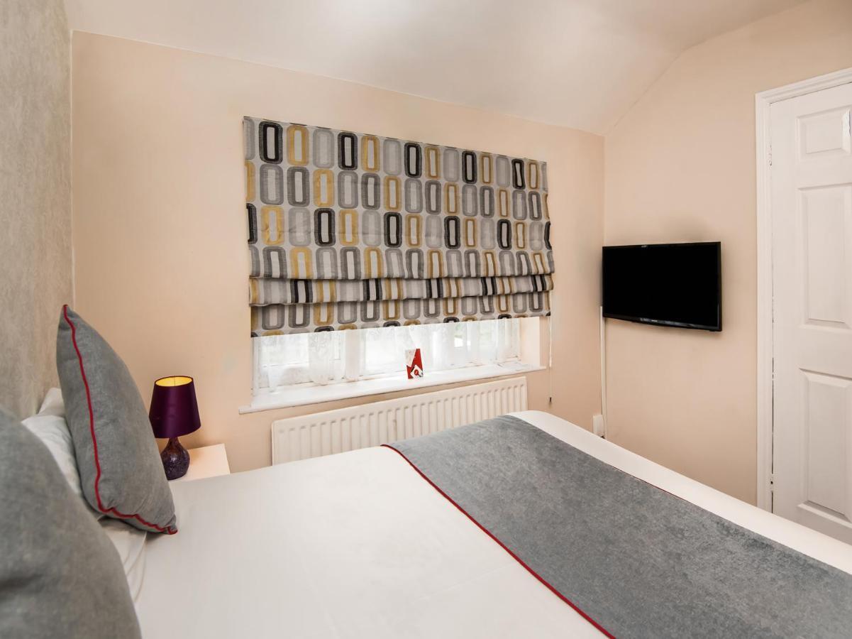 OYO Vale Lodge Windsor Buitenkant foto