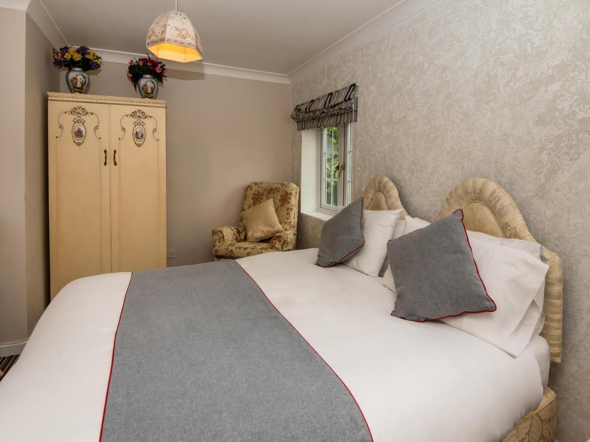 OYO Vale Lodge Windsor Buitenkant foto
