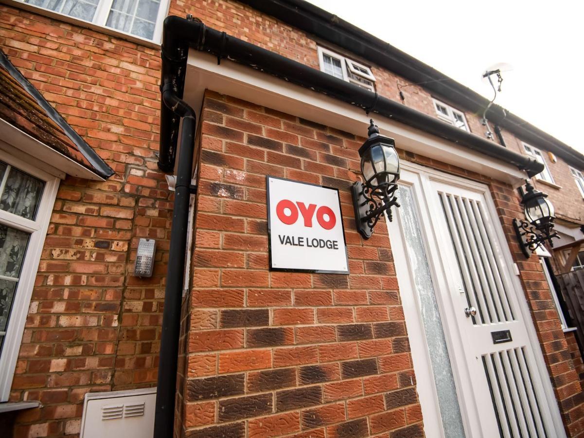 OYO Vale Lodge Windsor Buitenkant foto