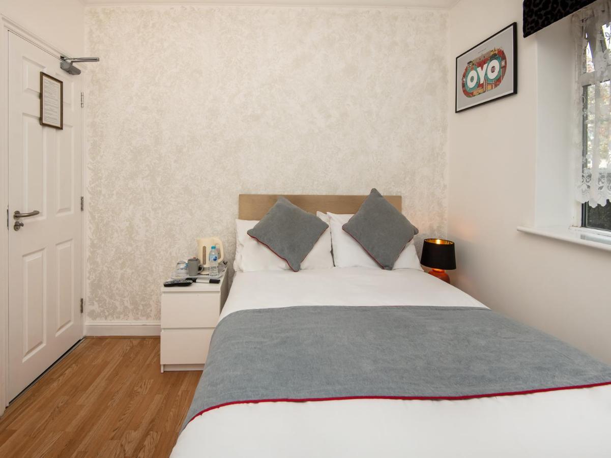 OYO Vale Lodge Windsor Buitenkant foto